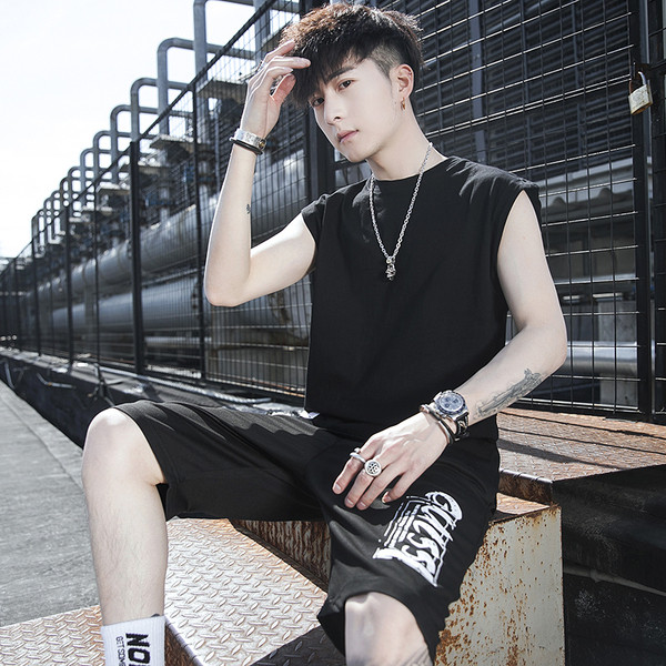 Kahest osast koosnev meeste spordikomplekt - topp ja lühikesed püksid