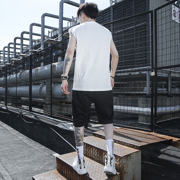 Kahest osast koosnev meeste spordikomplekt - topp ja lühikesed püksid