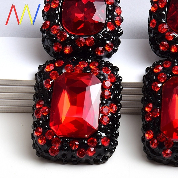 Eleganti sieviešu auskari ar akmeņiem taisnstūra formā