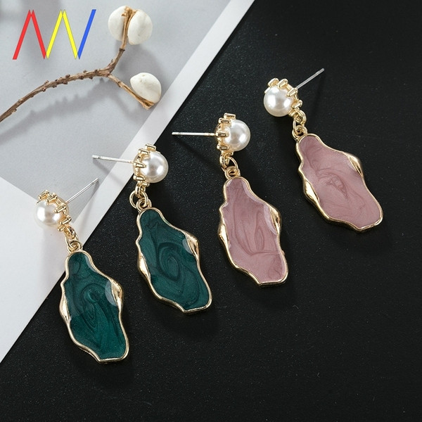 Mūsdienīgi sieviešu auskari ar nestandarta formu