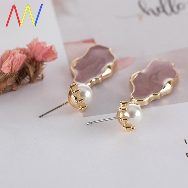 Mūsdienīgi sieviešu auskari ar nestandarta formu