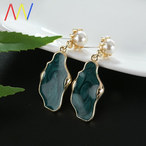 Mūsdienīgi sieviešu auskari ar nestandarta formu