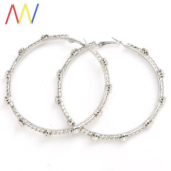 Sieviešu auskari apaļā formā ar akmeņiem