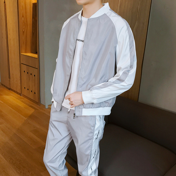 Vīriešu sporta komanda divās daļās - sporta krekls un bikses