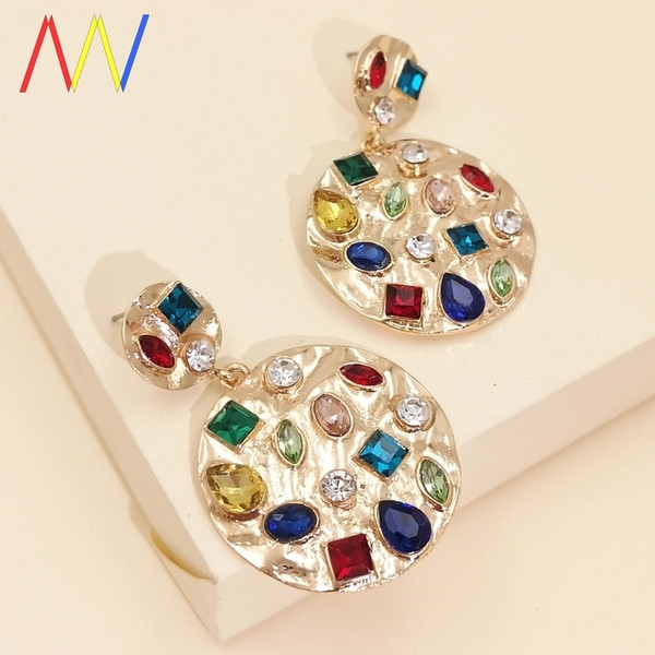 Apaļi zelta sieviešu auskari ar akmeņiem