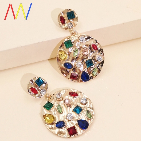 Apaļi zelta sieviešu auskari ar akmeņiem