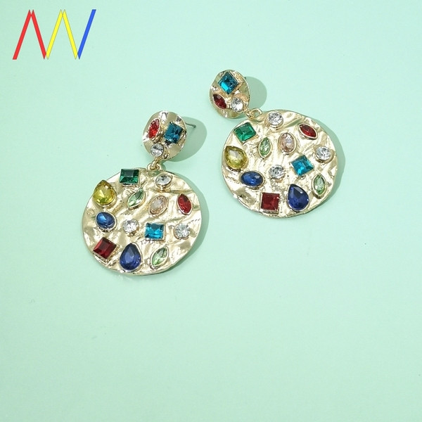 Apaļi zelta sieviešu auskari ar akmeņiem