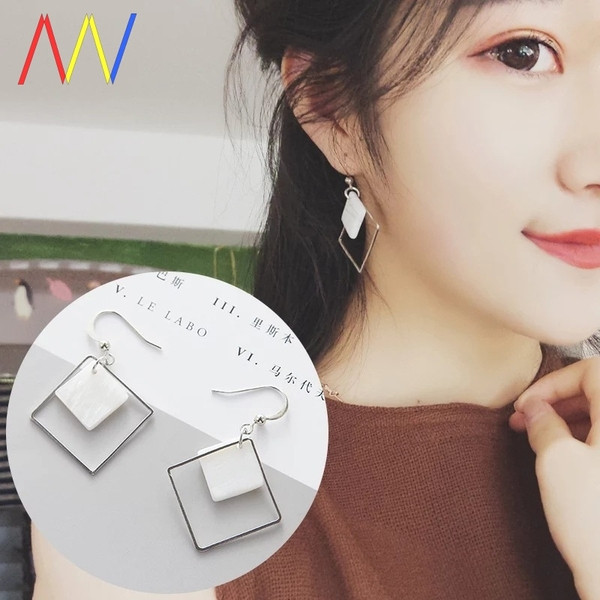 Balti sieviešu auskari briljanta formā