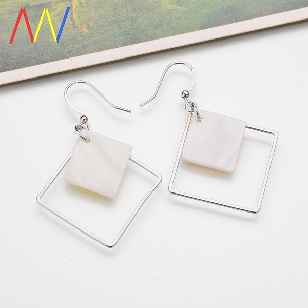 Balti sieviešu auskari briljanta formā