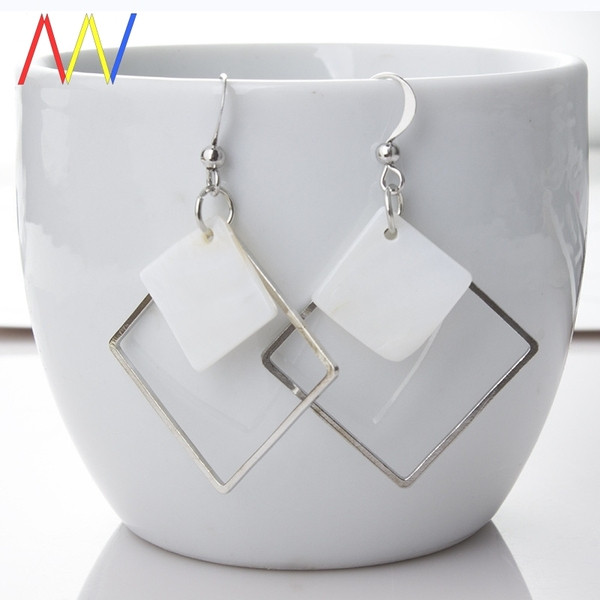 Balti sieviešu auskari briljanta formā