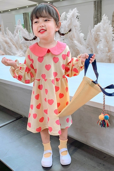 Mūsdienīgs bērnu kleitas piegriezuma modelis ar ovālu kakla izgriezumu