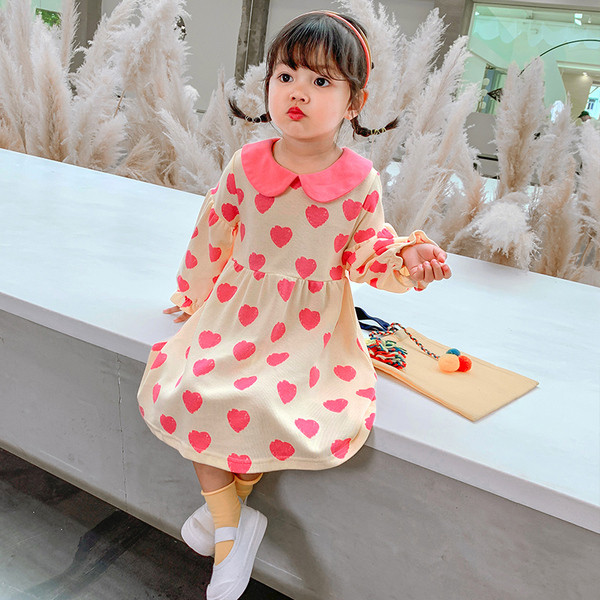 Mūsdienīgs bērnu kleitas piegriezuma modelis ar ovālu kakla izgriezumu