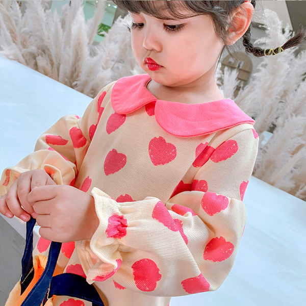 Mūsdienīgs bērnu kleitas piegriezuma modelis ar ovālu kakla izgriezumu