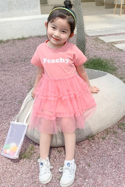 Ikdienas bērnu kleita ar tillu un uzrakstu