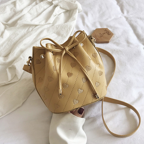 Moderns sieviešu somas plats modelis no eko ādas ar mežģīnēm