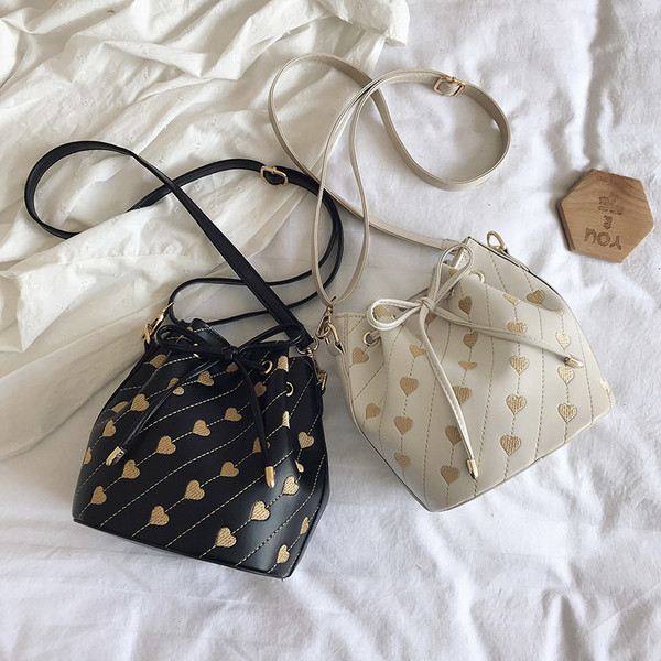 Moderns sieviešu somas plats modelis no eko ādas ar mežģīnēm