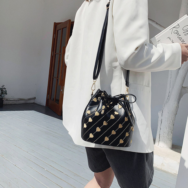 Moderns sieviešu somas plats modelis no eko ādas ar mežģīnēm