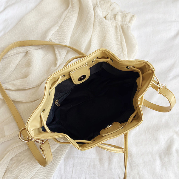 Moderns sieviešu somas plats modelis no eko ādas ar mežģīnēm