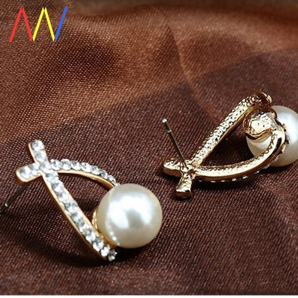 Eleganti sieviešu auskari ar akmeņiem un pērlēm