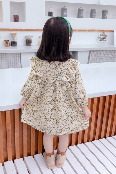 Moderna bērnu kleita ar ziedu motīviem un garām piedurknēm