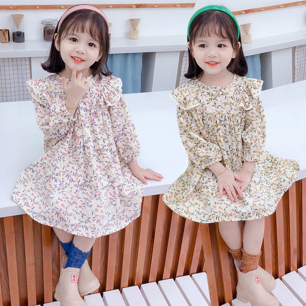 Moderna bērnu kleita ar ziedu motīviem un garām piedurknēm