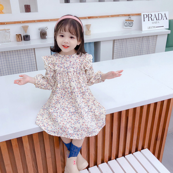 Moderna bērnu kleita ar ziedu motīviem un garām piedurknēm