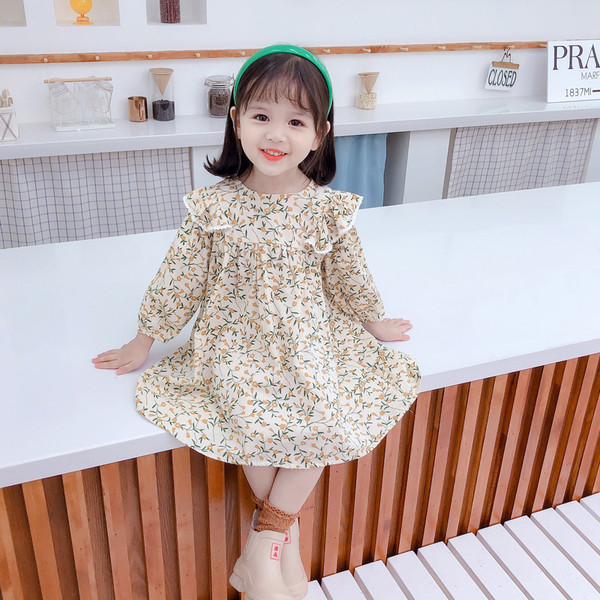 Moderna bērnu kleita ar ziedu motīviem un garām piedurknēm