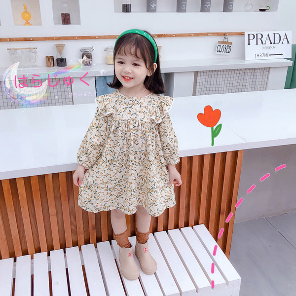 Moderna bērnu kleita ar ziedu motīviem un garām piedurknēm