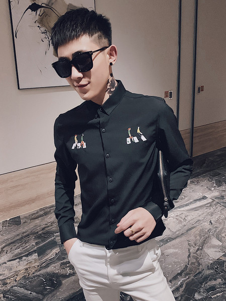 Moderns vīriešu krekls ar garām piedurknēm un izšuvumiem