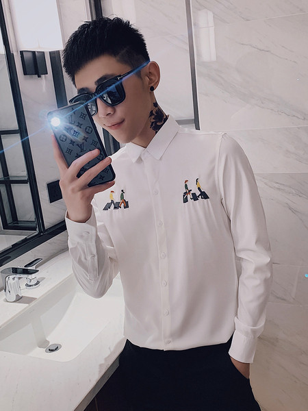 Moderns vīriešu krekls ar garām piedurknēm un izšuvumiem