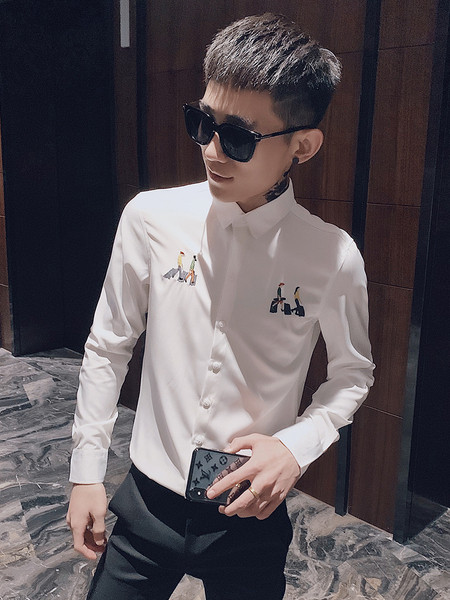 Moderns vīriešu krekls ar garām piedurknēm un izšuvumiem