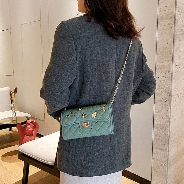 Sieviešu ikdienas soma no eko ādas ar metāla rotājumiem