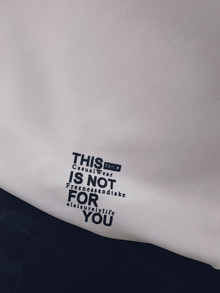 Stilīgs vīriešu krekls ar izšuvumu un garām piedurknēm