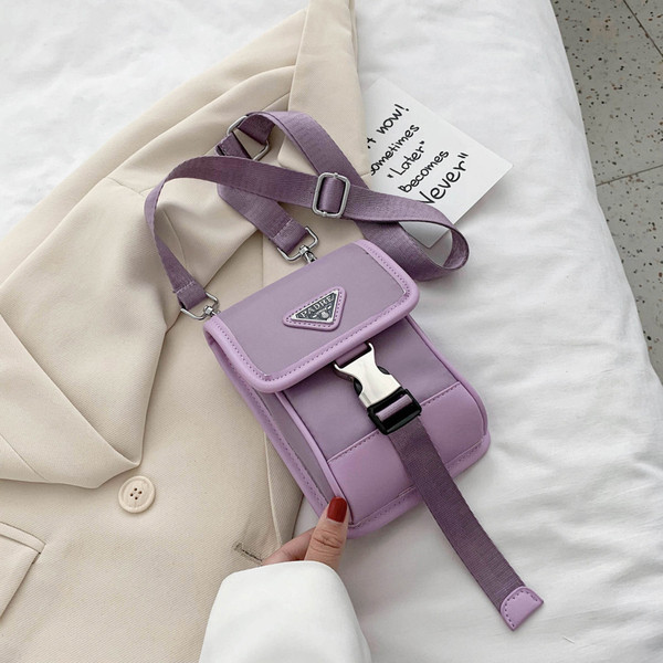 Modern női táska csattal a vállán