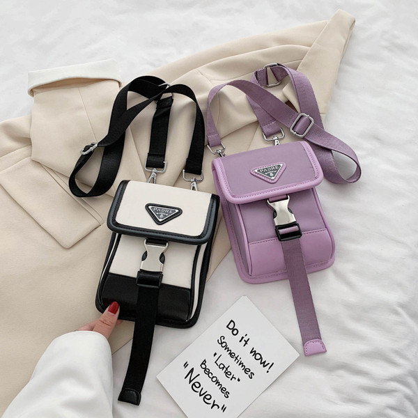 Modern női táska csattal a vállán