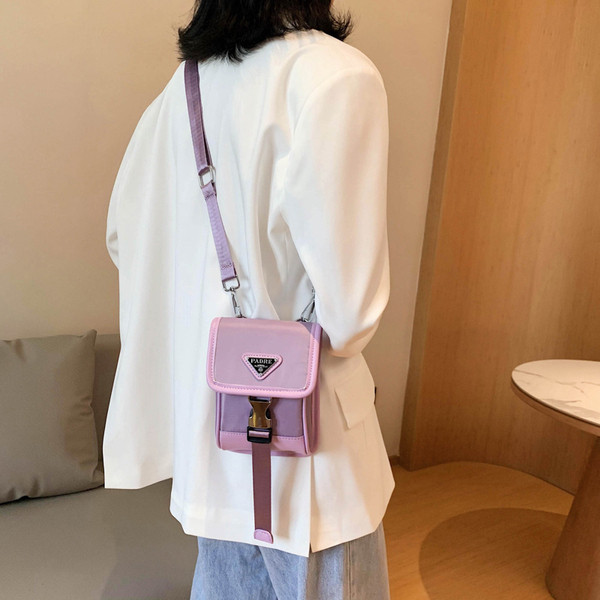 Modern női táska csattal a vállán