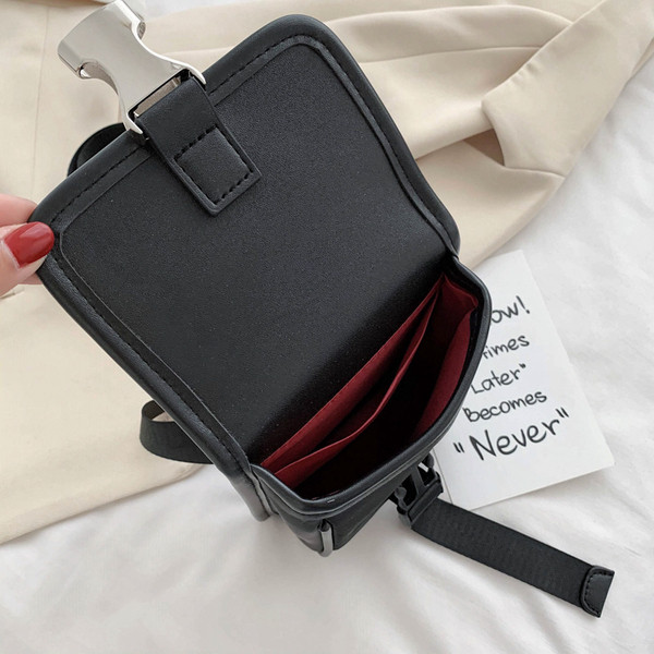 Modern női táska csattal a vállán