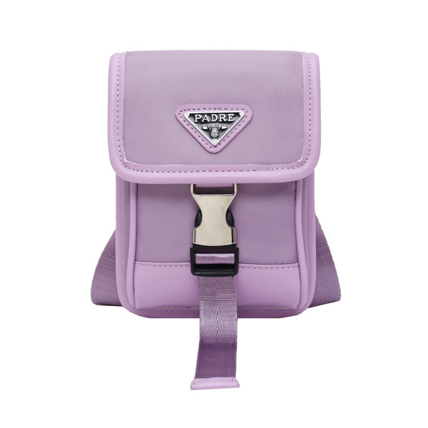 Modern női táska csattal a vállán