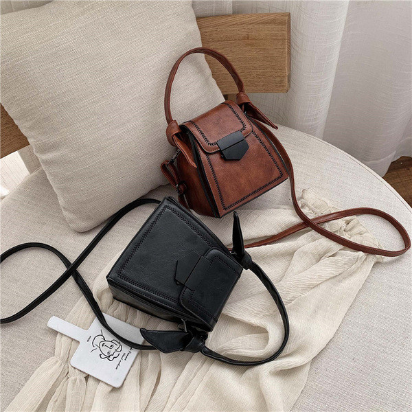 Női alkalmi táska hosszú fogantyúval és csattal