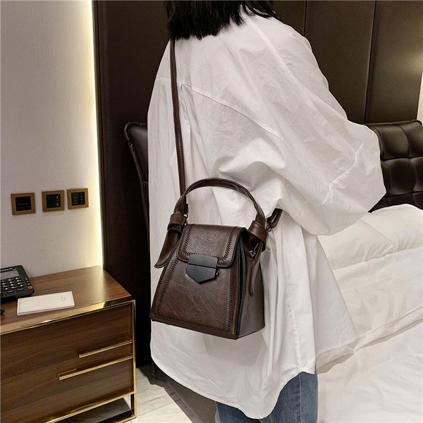 Női alkalmi táska hosszú fogantyúval és csattal