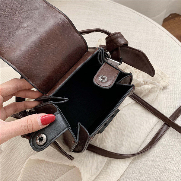 Női alkalmi táska hosszú fogantyúval és csattal