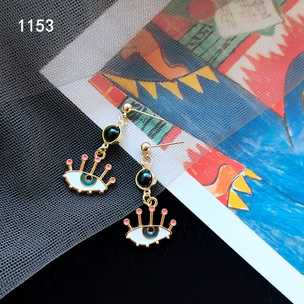 Hétköznapi női fülbevaló szív vagy szem formájú