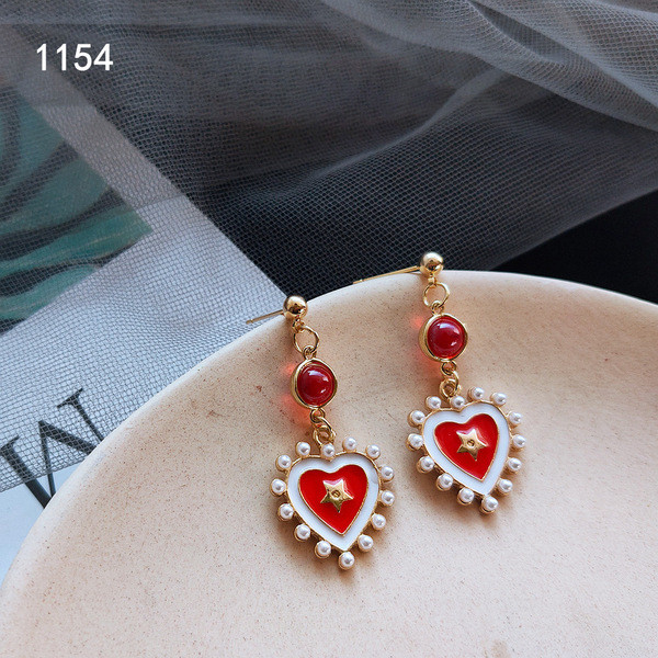 Hétköznapi női fülbevaló szív vagy szem formájú