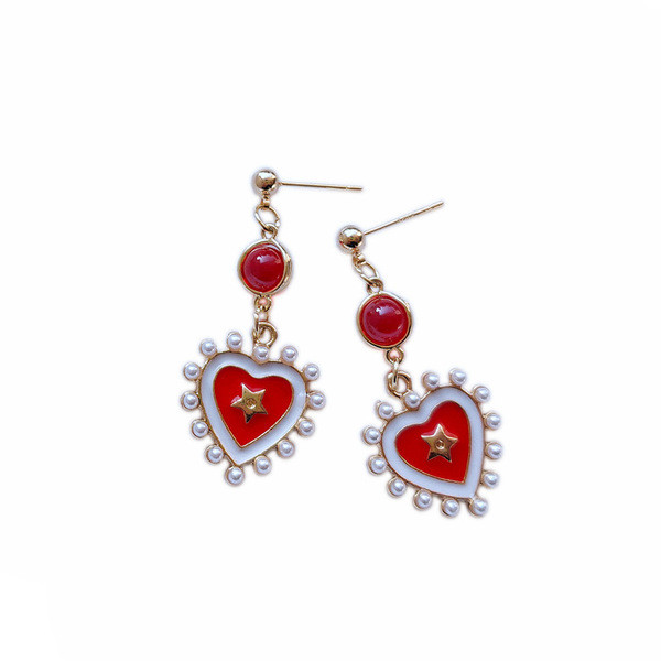 Hétköznapi női fülbevaló szív vagy szem formájú