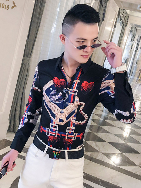 Színes férfi ing hosszú ujjal, klasszikus gallérral és gombokkal