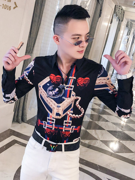 Színes férfi ing hosszú ujjal, klasszikus gallérral és gombokkal