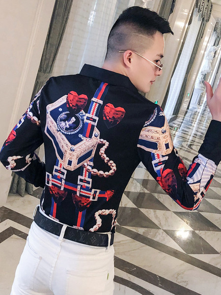 Színes férfi ing hosszú ujjal, klasszikus gallérral és gombokkal