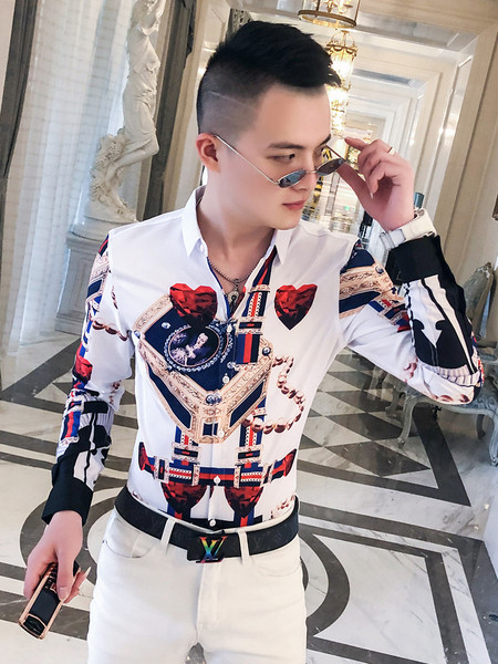 Színes férfi ing hosszú ujjal, klasszikus gallérral és gombokkal