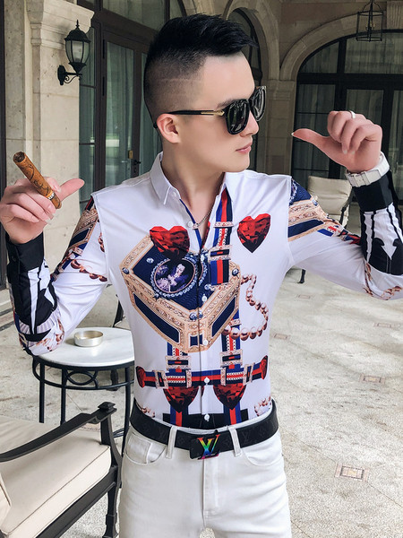 Színes férfi ing hosszú ujjal, klasszikus gallérral és gombokkal