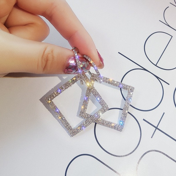 Modern női fülbevaló rombusz alakú kövekkel